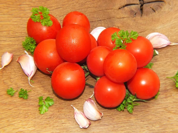 Vegetables fresh tomato with onion, garlic and spices on cutting board — Stock Photo, Image