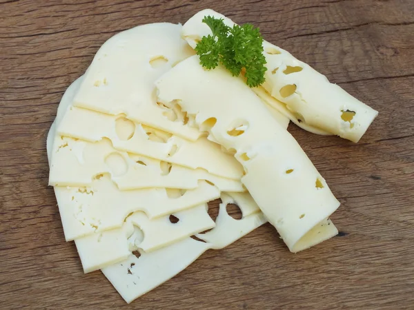 Szeletelt sajt, a deszkán, tölgy — Stock Fotó