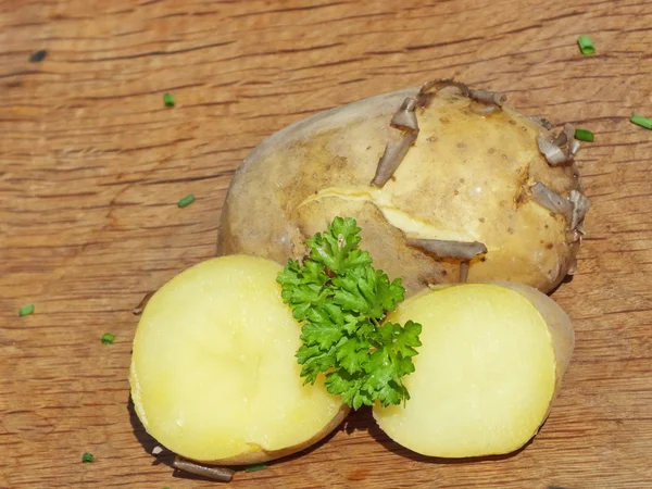 Bio young boiled potatoes on a oak board — Stock Photo, Image