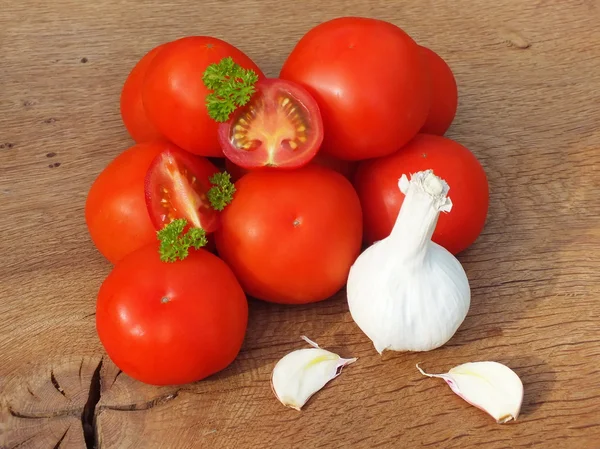 Tomates, cozidos com ervas para a preservação na velha mesa de madeira . — Fotografia de Stock