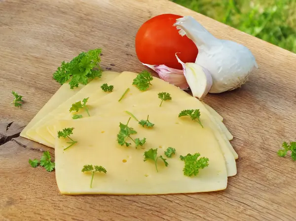 Skivad ost på ett bräde från ek — Stockfoto