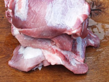 pişmemiş domuz yağlı ahşap tahta üzerinde