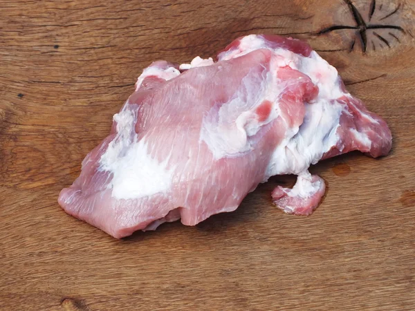 Rohes Schweinefleisch mit Fett auf einem Holzbrett — Stockfoto