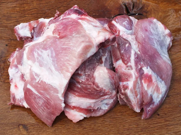 Rohes Schweinefleisch mit Fett auf einem Holzbrett — Stockfoto