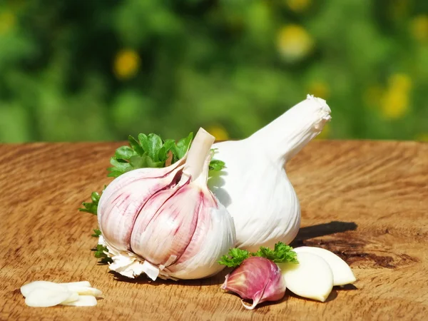 Garlic on a wooden table — Stock Photo, Image