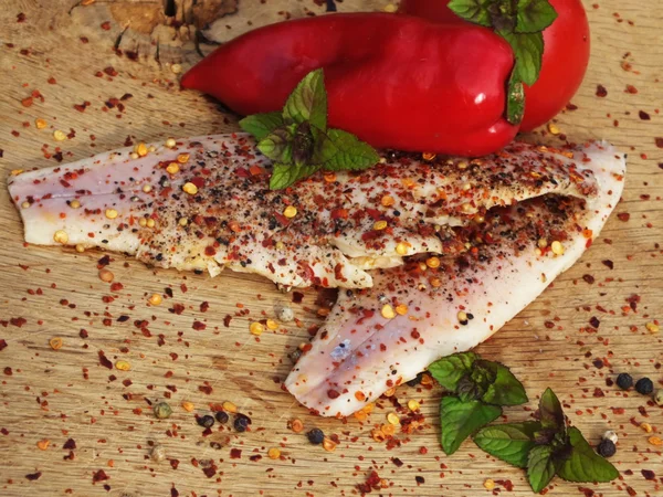 Gerookte vis met peper en chili op een bedje van eik — Stockfoto