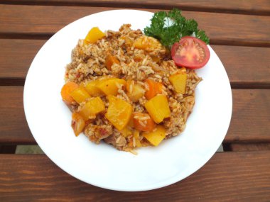 biber ve simmered tavada et ile pirinç