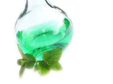 Yeşil likör, bir bardak Nane likörü