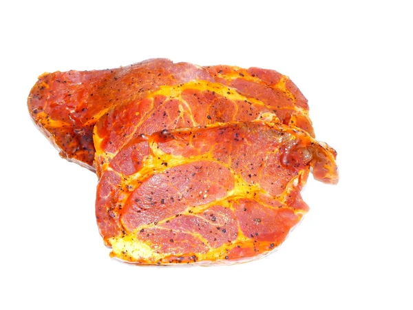 Сырое мясо свиньи, добавленное в соус гриля — стоковое фото
