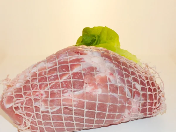 흰색 배경에 고립 된 돼지의 생고기 — 스톡 사진