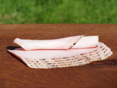 mutfak masasının üzerinde sosis