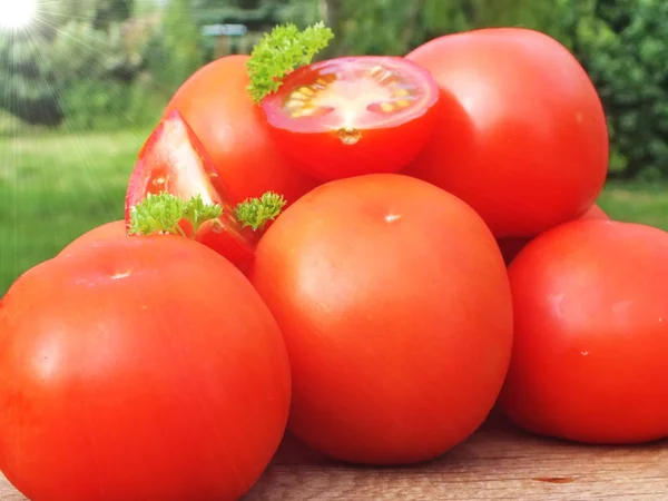 Tomates, cozidos com ervas para a preservação na velha mesa de madeira — Fotografia de Stock