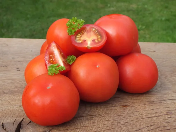 Tomates, cozidos com ervas para a preservação na velha mesa de madeira — Fotografia de Stock