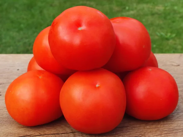 Tomates, cozidos com ervas para a preservação na velha mesa de madeira — Fotografia de Stock