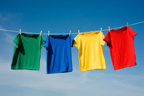 Camisetas coloridas primárias — Fotografia de Stock