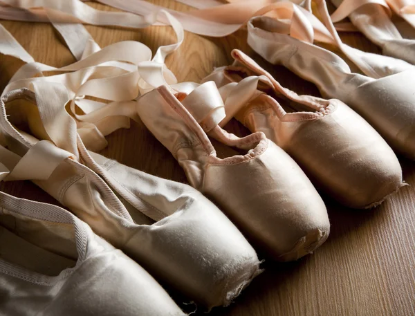 Старые балетные туфли или тапочки — стоковое фото