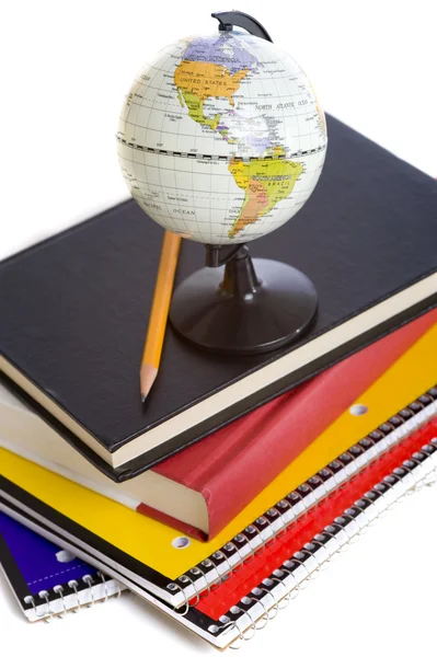 Шкільні книги та мініатюрний глобус — стокове фото