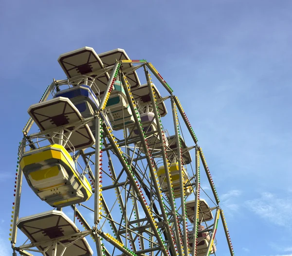 Rueda de la fortuna - Paseo por el parque de atracciones —  Fotos de Stock