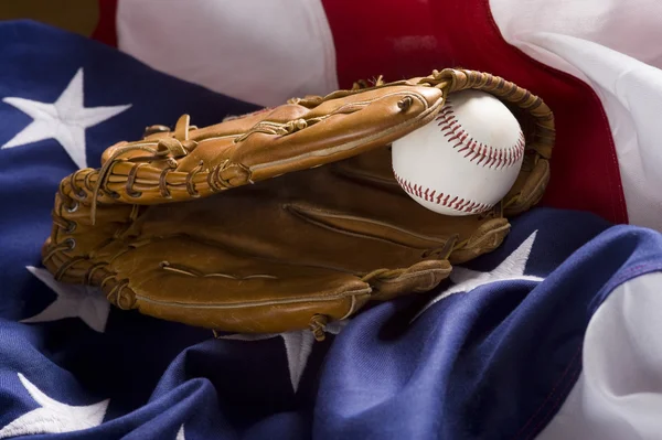 Baseballhandschuh, Ball und amerikanische Flagge — Stockfoto