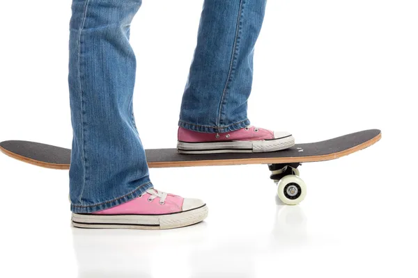 Skateboarding con zapatos rosados — Foto de Stock