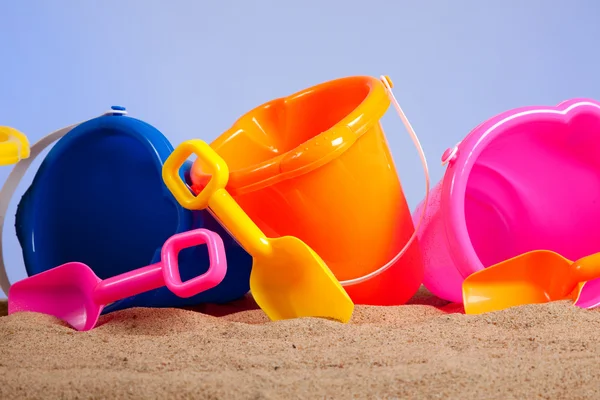 Ряд разноцветных пляжных вёдер или ведра — стоковое фото
