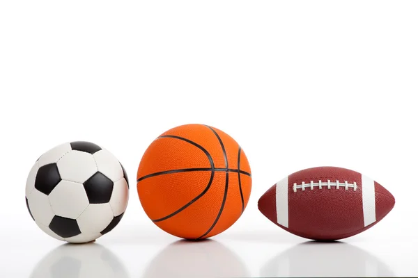 Ассорти спортивные мячи на белом — стоковое фото