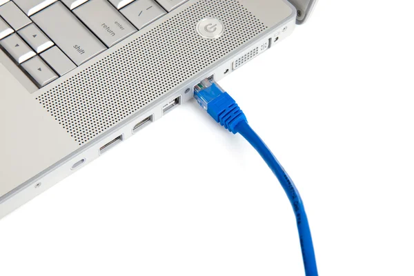 Conectividade - Cabo Ethernet no computador — Fotografia de Stock