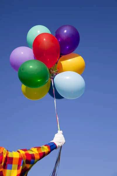 En clown innehav ballonger — Stockfoto