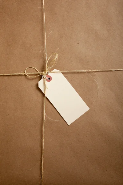 Uma caixa de envio Laços com string com um rótulo em branco — Fotografia de Stock
