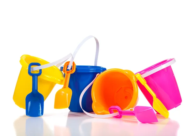 Fila de baldes de praia coloridos ou baldes — Fotografia de Stock