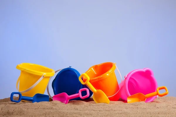 Fila de baldes de praia coloridos ou baldes — Fotografia de Stock