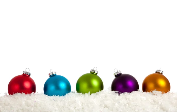 Um grupo de Baubles de Natal coloridos em branco — Fotografia de Stock