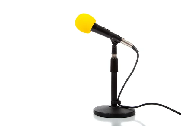 Un micrófono sobre un fondo blanco — Foto de Stock