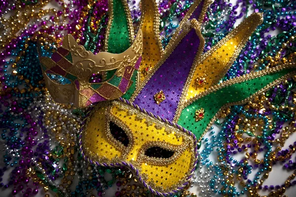 Máscara y cuentas de Mardi Gras —  Fotos de Stock