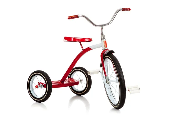 Un tricycle jouet rouge sur fond blanc avec espace de copie — Photo