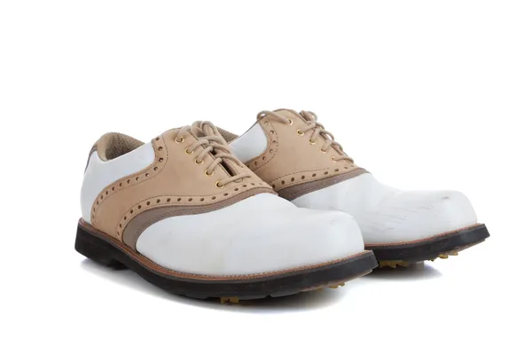 Um par de sapatos de golfe branco em um fundo branco — Fotografia de Stock