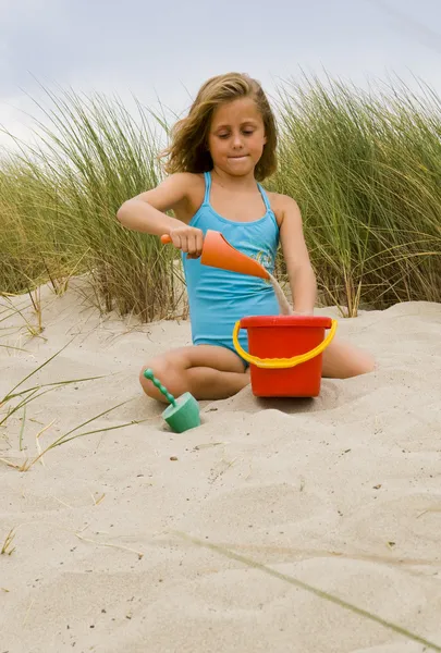 Junges Mädchen am Strand — Stockfoto