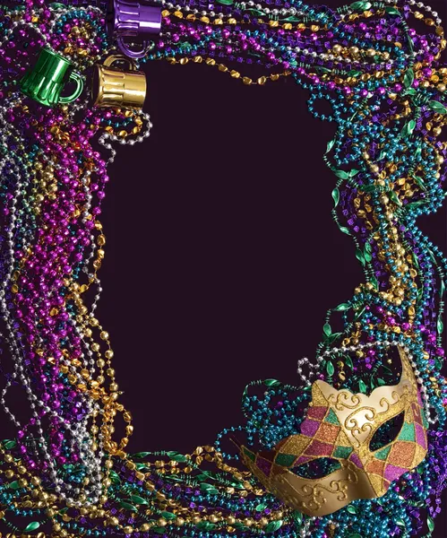 Mardi Gras Maske und Perlen — Stockfoto