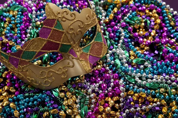 Mardi gras mask och pärlor — Stockfoto