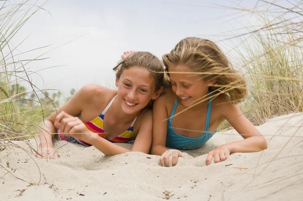 Dzieci gra na plaży — Zdjęcie stockowe