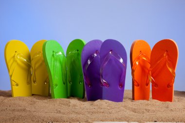 kumlu bir plaj renkli flip-flop bulunabilir