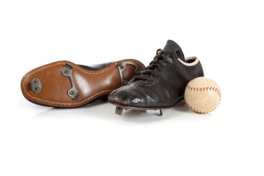 Beyzbol cleats üzerinde beyaz bir