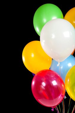 siyah bir arka plan üzerinde çeşitli balonlar