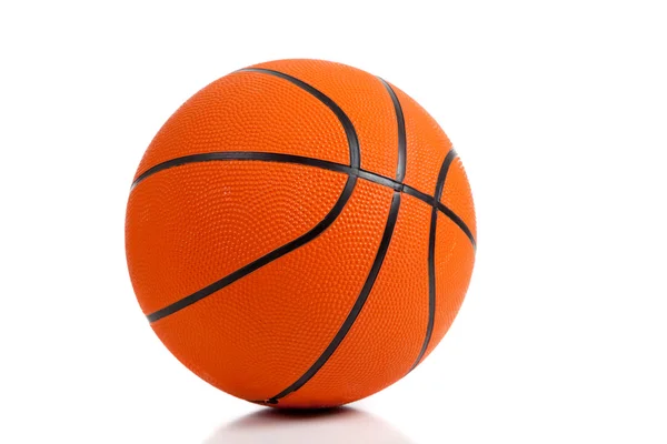 Резиновый баскетбол на белом — стоковое фото