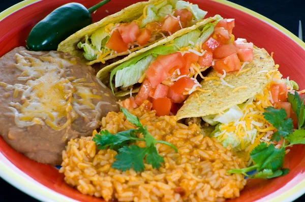 Prato de comida mexicana colorido — Fotografia de Stock