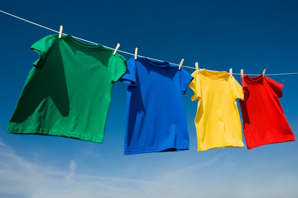 Birincil t-shirtler clothesline üzerinde renkli. — Stok fotoğraf