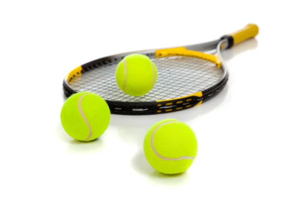 Raquet de tennis avec boules jaunes sur blanc — Photo