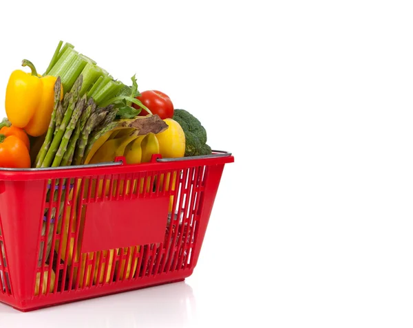 Cesta de compras superestimada com legumes frescos — Fotografia de Stock