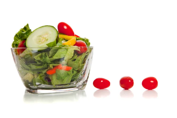 Salada lançada com vários legumes — Fotografia de Stock