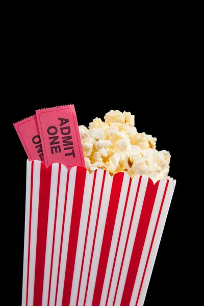 Billet de cinéma et pop-corn sur fond noir — Photo